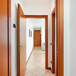 In דירה קומו